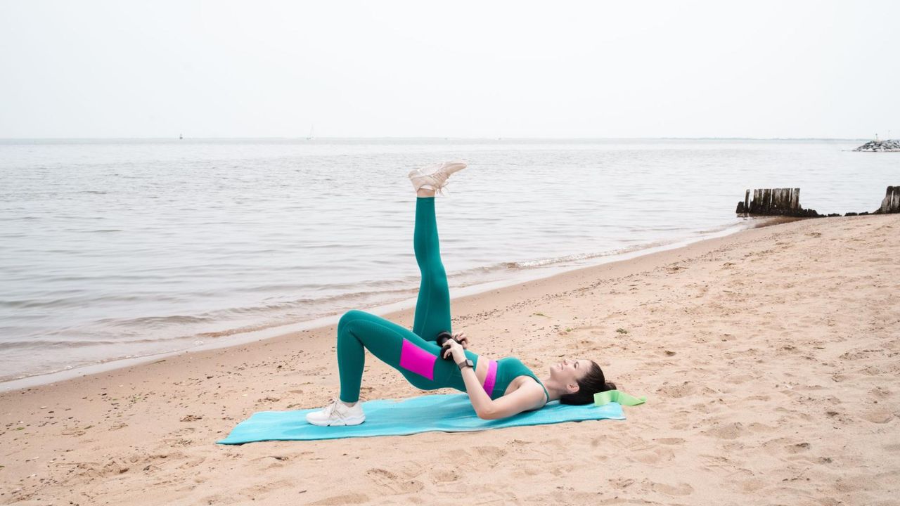 Stephanie Thomas performing a single-leg bridge