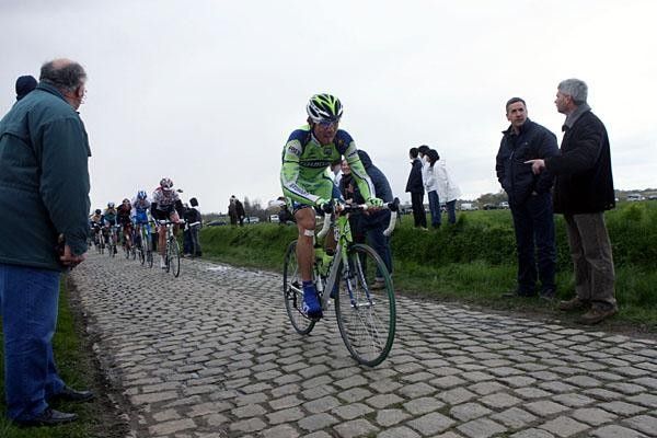 Claudio Corioni (Liquigas) flies along the bad roads.