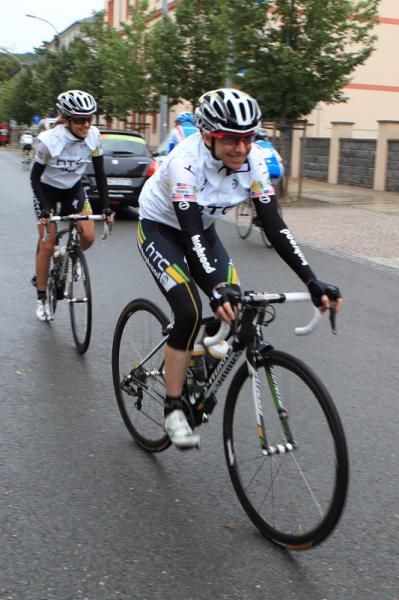 Ready for a wet forecast, Amber Neben and Amanda Miller (HTC-HighRoad) head for the start