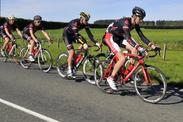 The Calder Stewart team chase down the break for Greg Henderson.