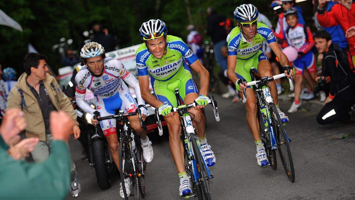 Michele Scarponi follows Ivan Basso