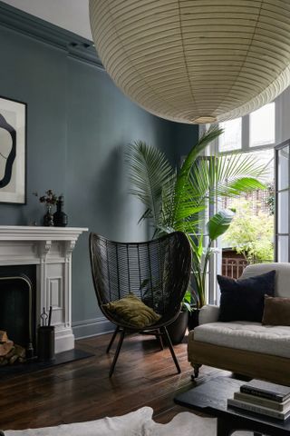 A cocooning grey living room in a blue-grey paint