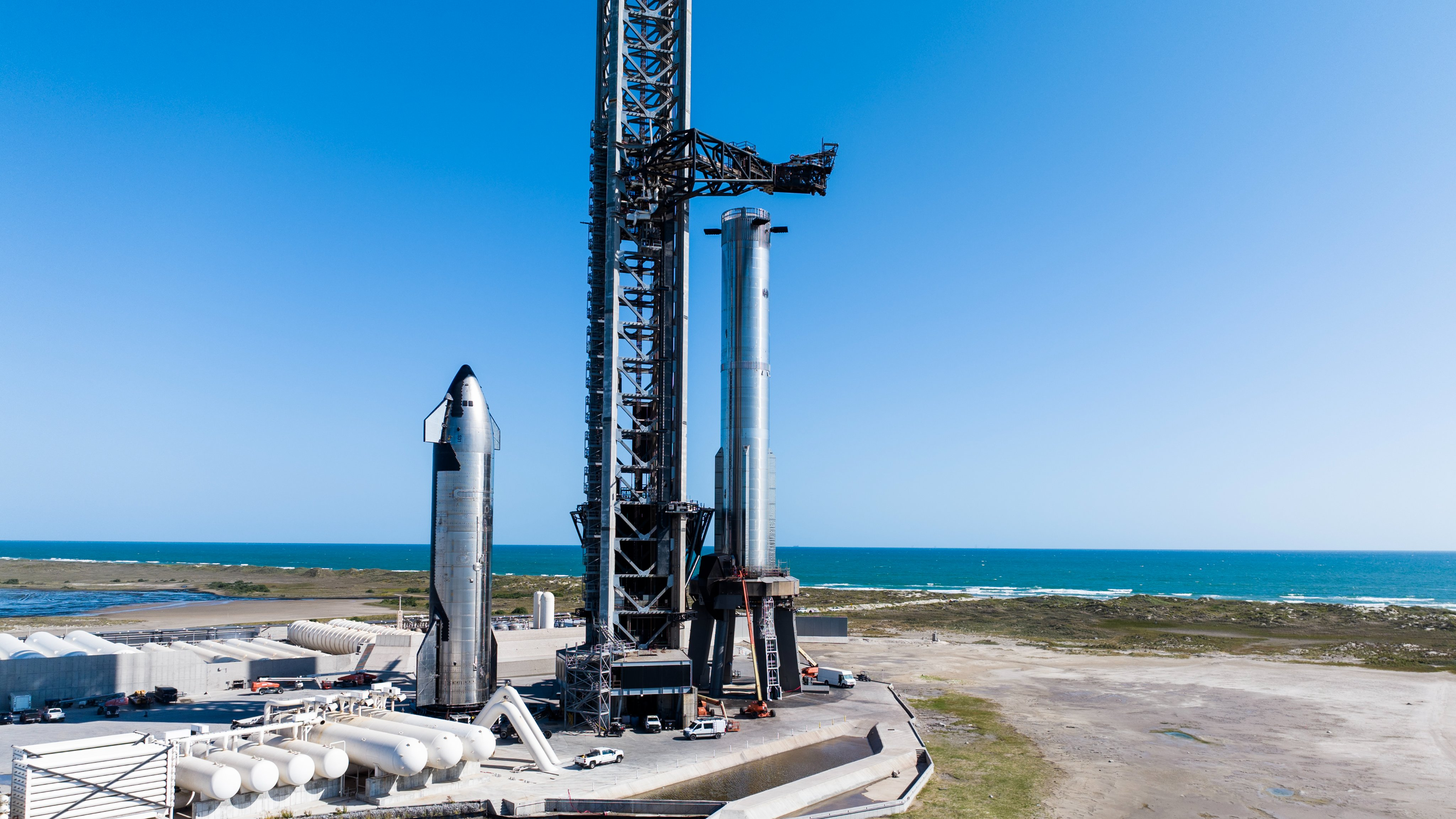 SpaceX rolls Starship Flight 6 Super Heavy rocket to pad ahead of Nov. 18 launch (photos)