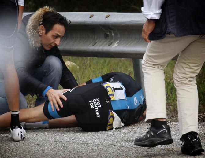 A fan rushes to see if Geraint Thomas is ok