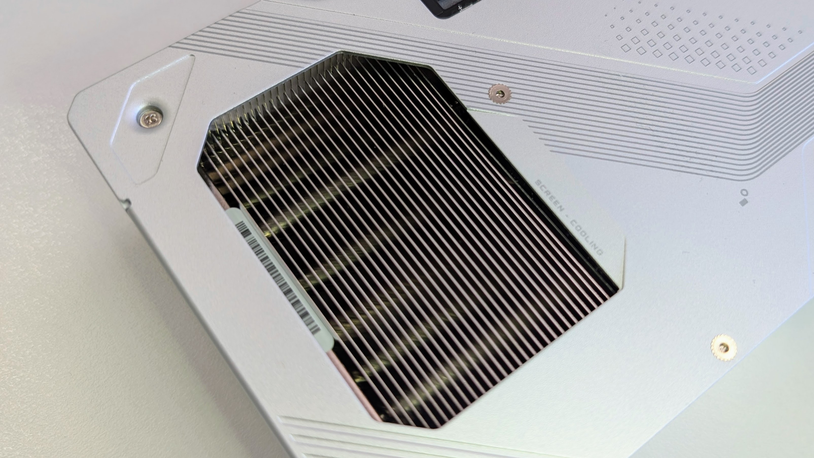 Gigabyte Radeon RX 9070 XT Gaming OC Ice 16GB rear heatsink cut out