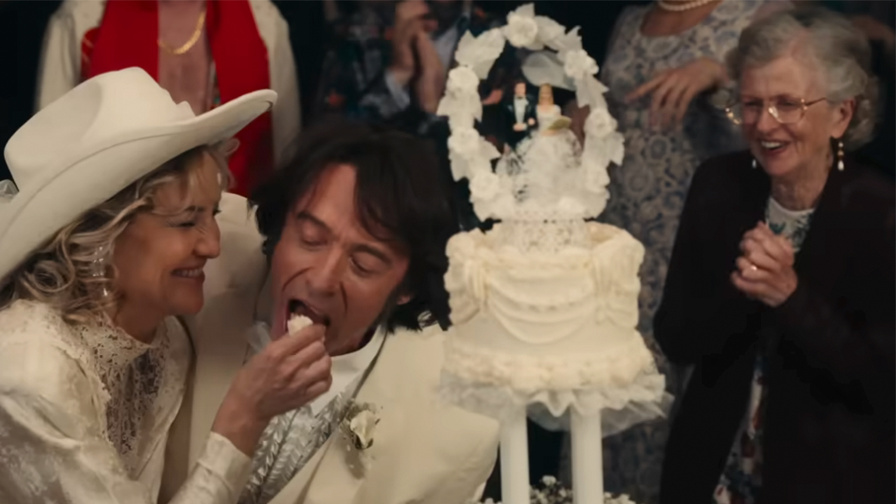 『ソン・サン・ブルー』でヒュー・ジャックマンにウエディングケーキを食べさせるケイト・ハドソンとおばあちゃんが見守る
