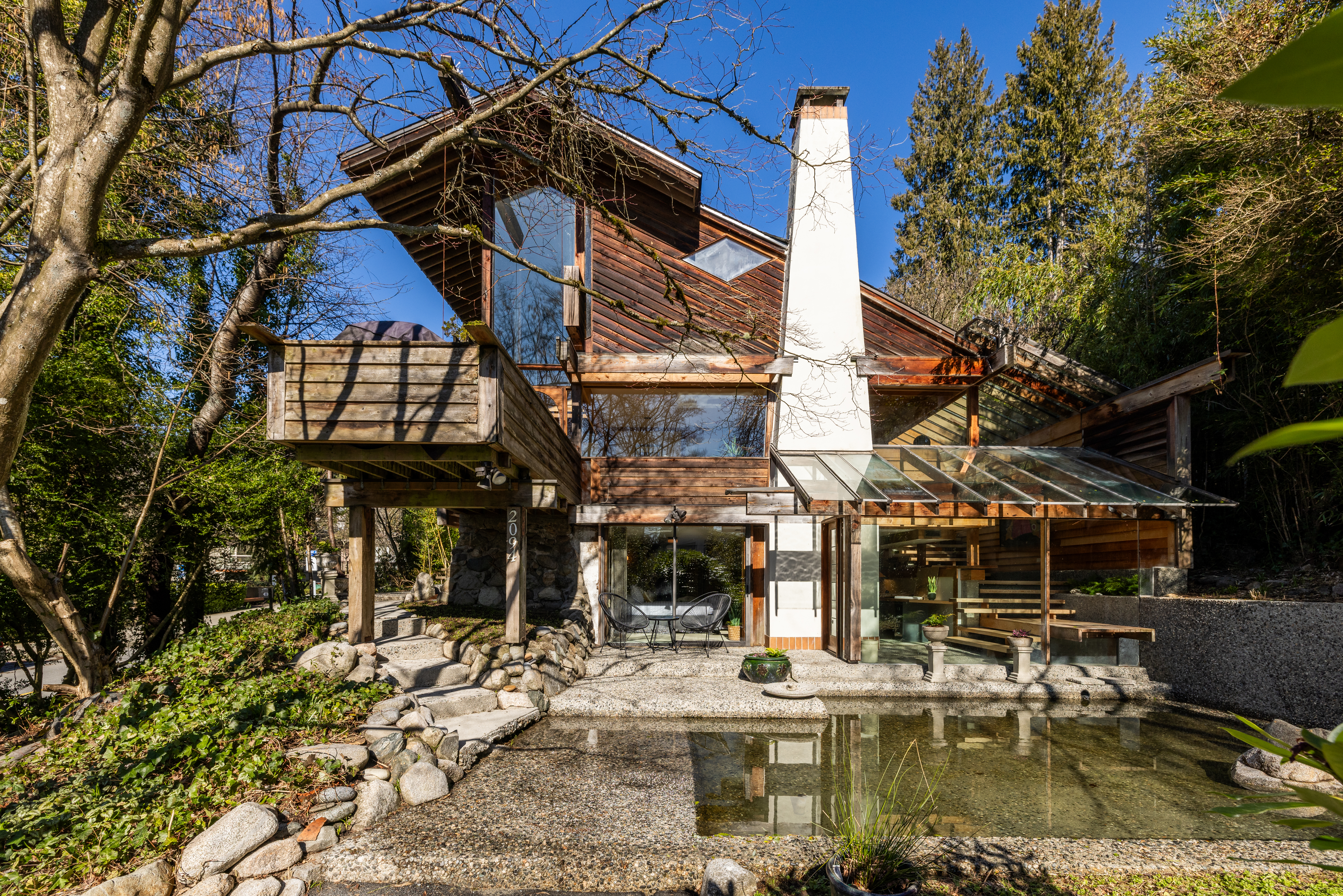 Tour Arthur M&uuml;dry house for sale in West Vancouver
