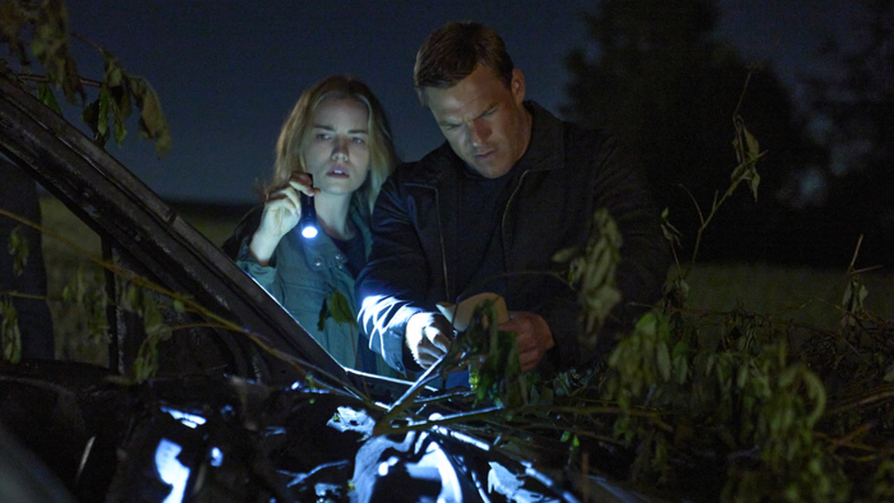 Alan Ritchson and Willa Fitzgerald stare at a map in Prime Video's Reacher TV show