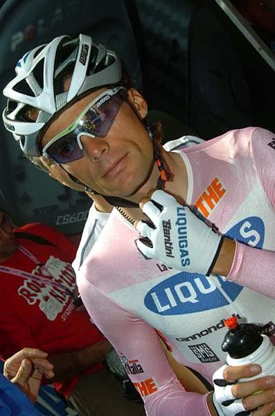Danilo Di Luca (Liquigas) zips up.