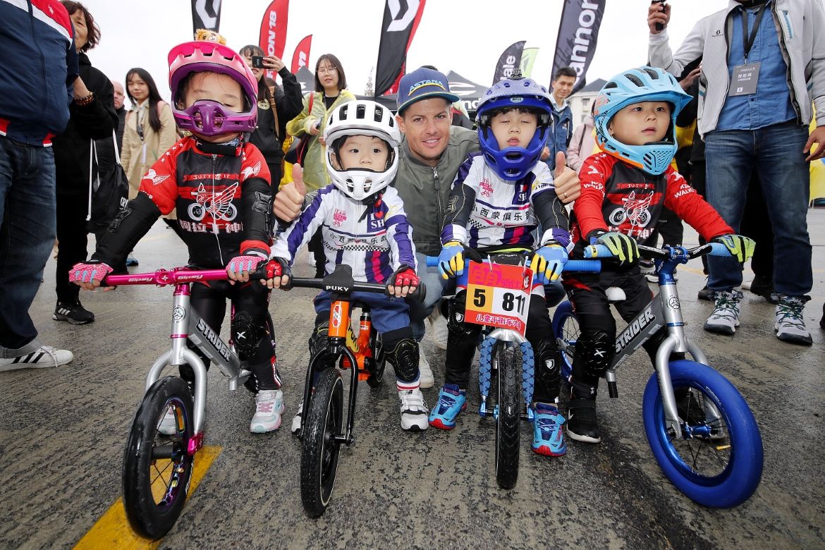 Jakob Fuglsang with some local children ahead of a race