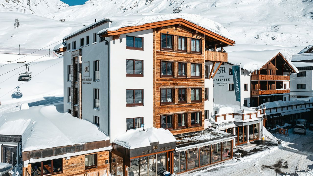 Exterior view of Hotel Maiensee in winter