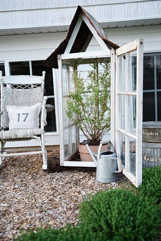 Using old wood windows DIY expert Jose Galvan, from The White Cottage Farm created a small greenhouse masterpiece