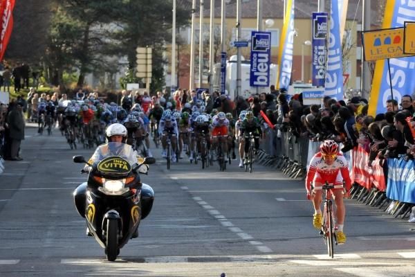Dumoulin's advantage over the peloton did seem impressive as the peloton had been all together with three kilometres to go
