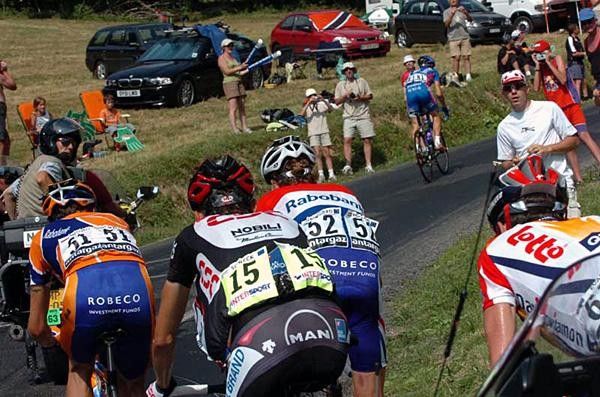 Denis Menchov (Rabobank) sees Cunego up ahead
