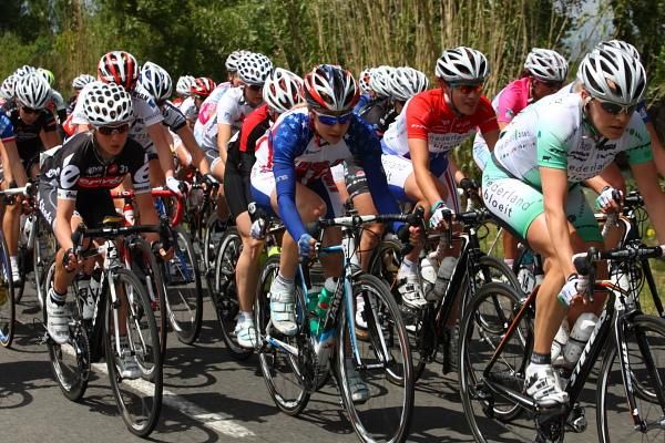 The bunch was fast and complete in the initial, tailwind section.