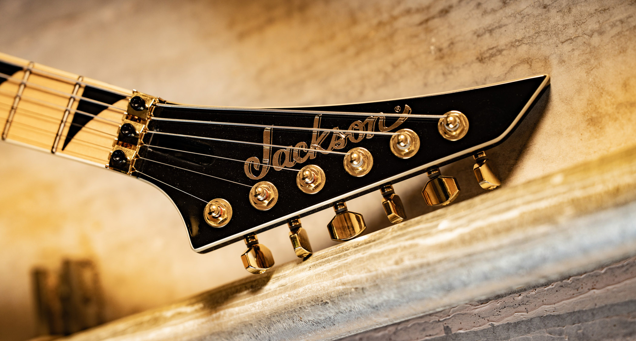 Jackson Pro Plus Series Brandon Elllis Kelly KE7 in Gold Crackle.