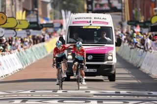 How do time limits work in the Tour de France?