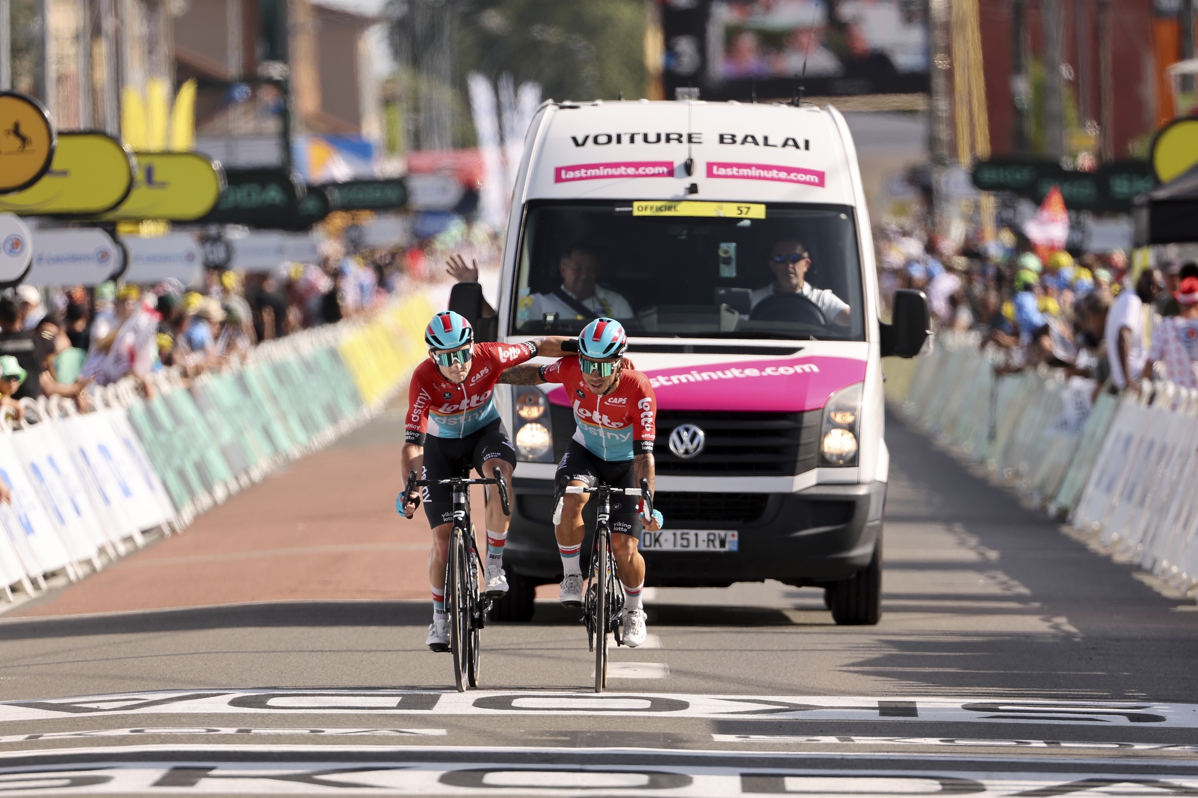 How do time limits work in the Tour de France?