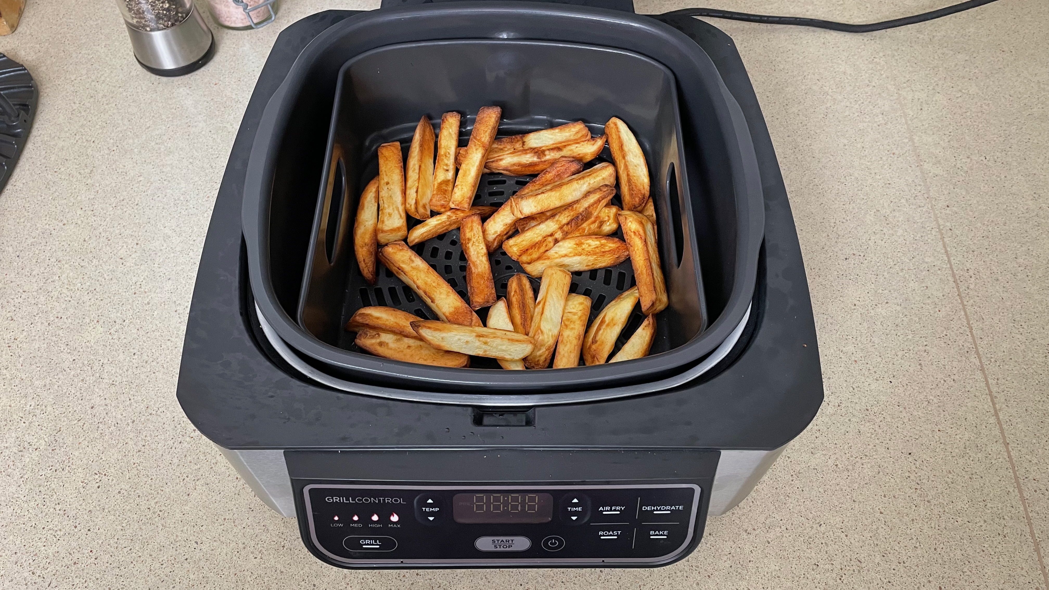 Ninja Foodi Health Grill & Air Fryer dengan kentang goreng di dalamnya