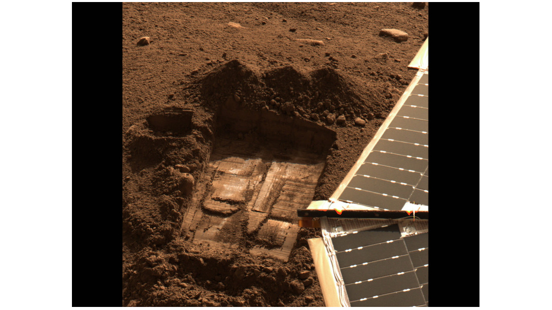 كشفت الأوساخ الحمراء التي حصدتها بعثة فينيكس التابعة لناسا في عام 2008 عن وجود أملاح البيركلورات، وهو ما يمكن أن يفسر الكثير من الأشياء حول نتائج فايكنغ.