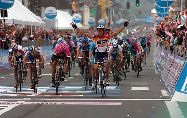 Robbie McEwen (Davitamon-Lotto) beats Pollack and Bettini to win stage 2