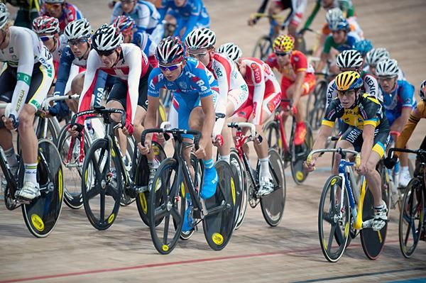 The men's scratch race was a busy affair as always.