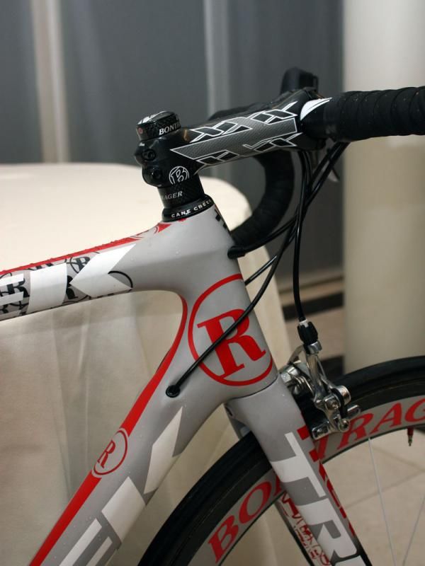 The internally routed cables maintain a clean appearance but also protect them from contamination.