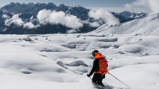 在韦尔比耶，滑雪者漂浮在深粉中