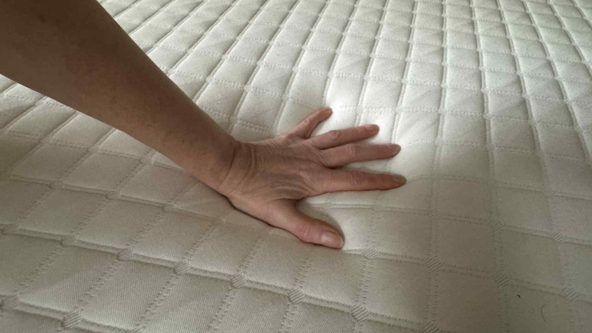 Testing the Eve Sleep the Premium Foam Mattress in Samantha's home