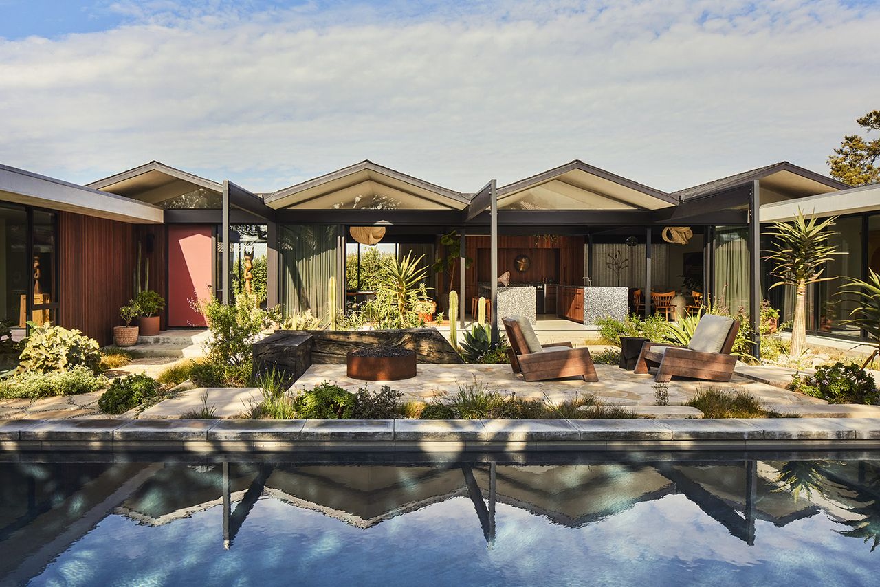 Tour a reborn midcentury Pierre Koenig house in coastal California