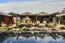 Paperfold house, a Pierre Koenig house in California redesigned by Jamie Bush, has contemporary feel and furniture and a midcentury feel