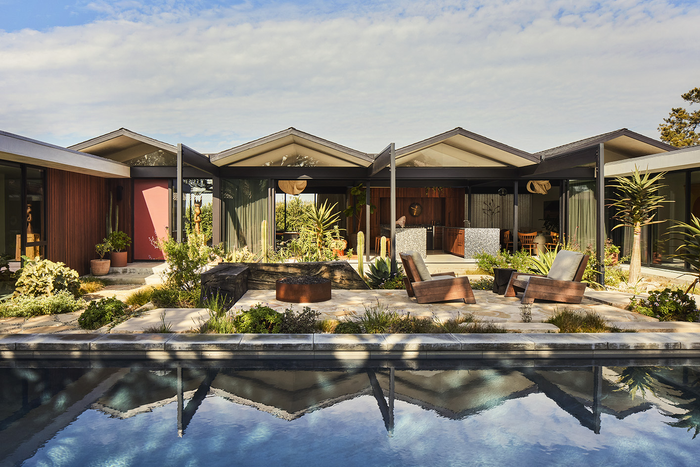 Paperfold house, a Pierre Koenig house in California redesigned by Jamie Bush, has contemporary feel and furniture and a midcentury feel