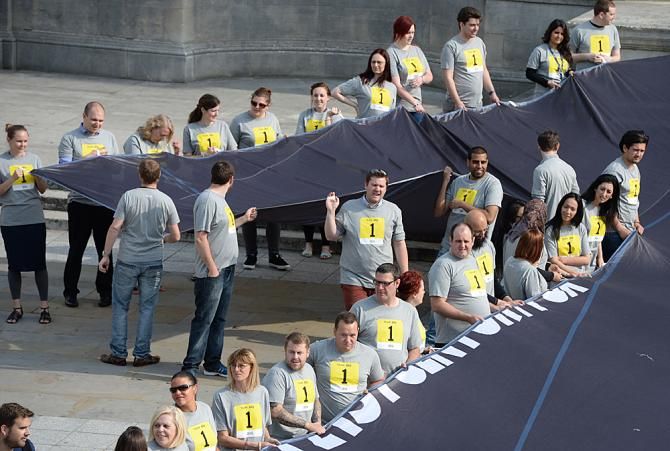 Sky employees roll out an enormous Team Sky jersey in Leeds
