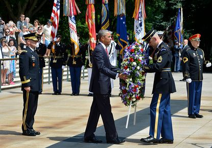 Obama lays a wreath at the Tomb of the Unknown Solider on Memorial Day 2016