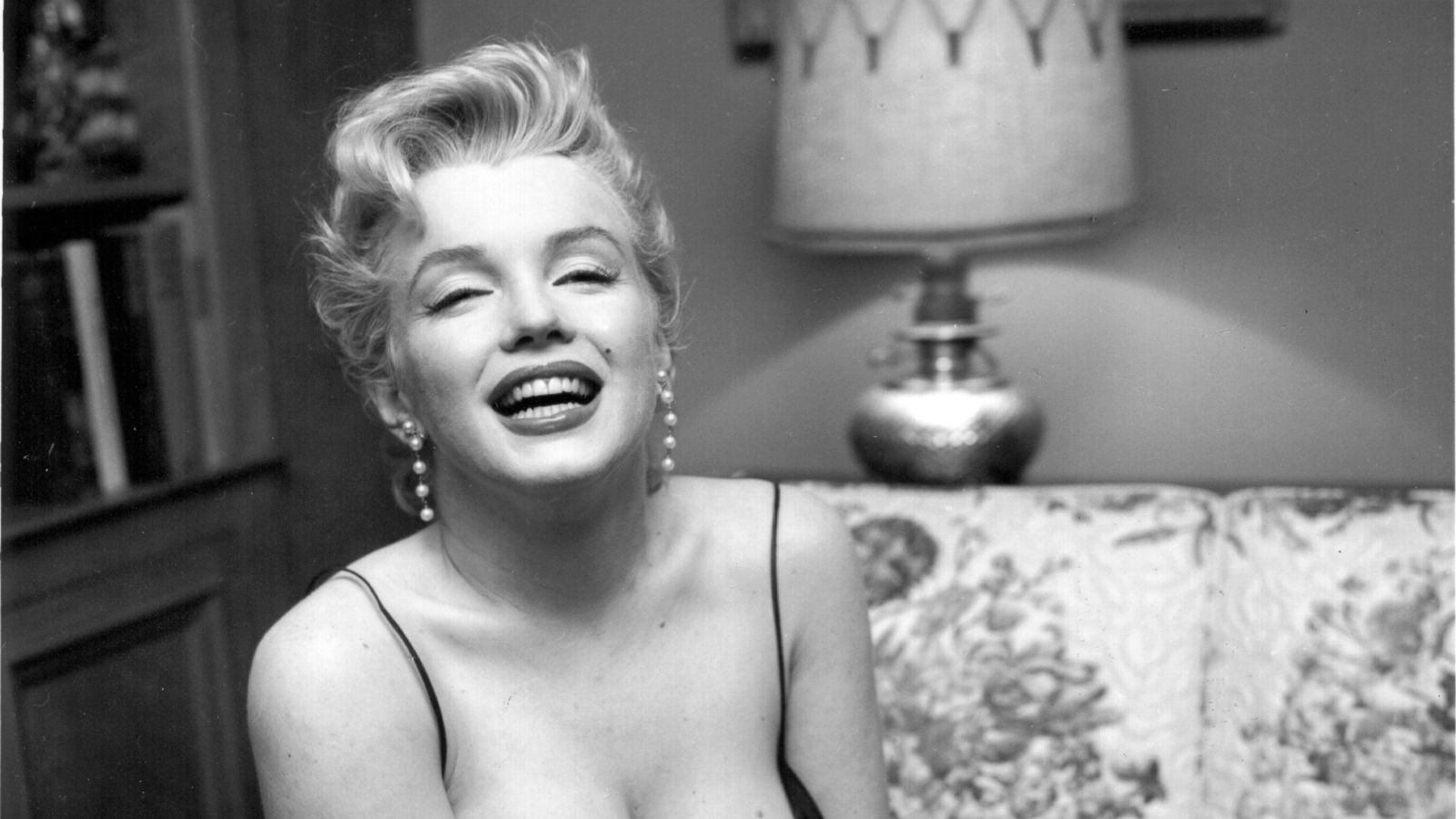 marilyn monroe in black and white at a press party in her home