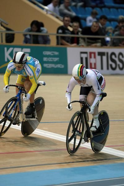 Lyubov Shulika (Ukraine) and Anna Meares (Australia) in action in the sprint finals.