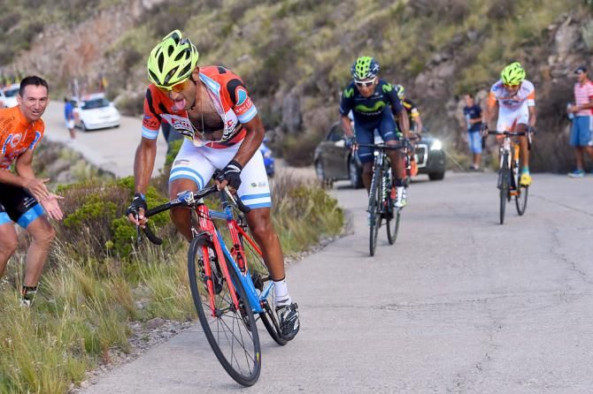 Diaz attacks and distances Quintana.