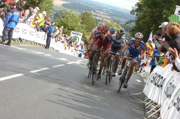 Cadel Evans (BMC) leads Alberto Contador (Saxo Bank-SunGard) and Dries Devenyns (Quick Step).
