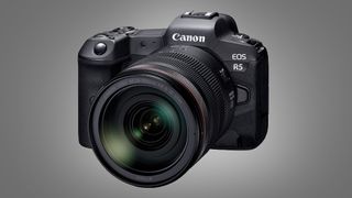 La fotocamera Canon EOS R5 su sfondo grigio