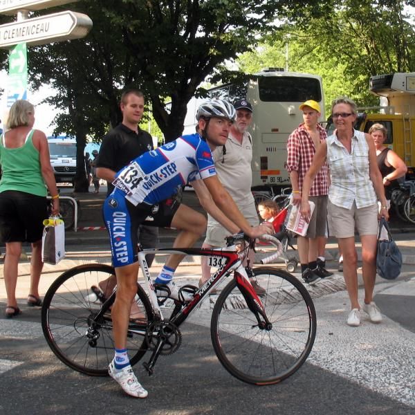 Dries Devenyns searches for the hotel while family walks up to him