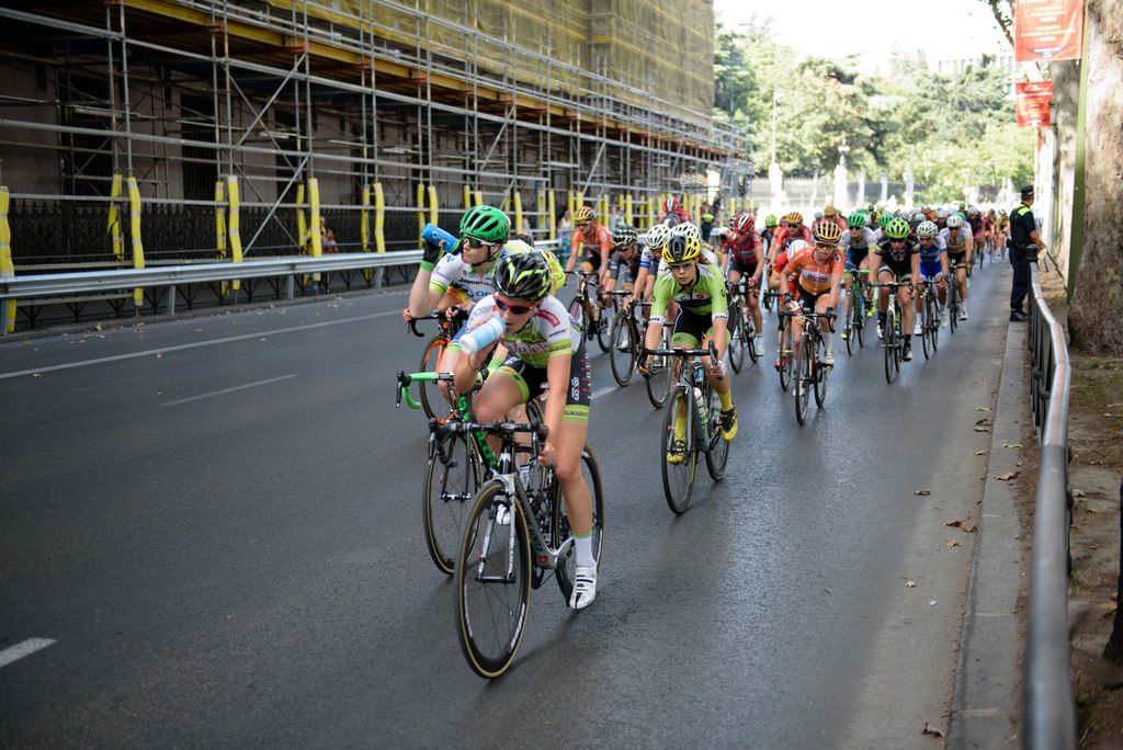 A relaxed moment for the peloton and time for a bidon