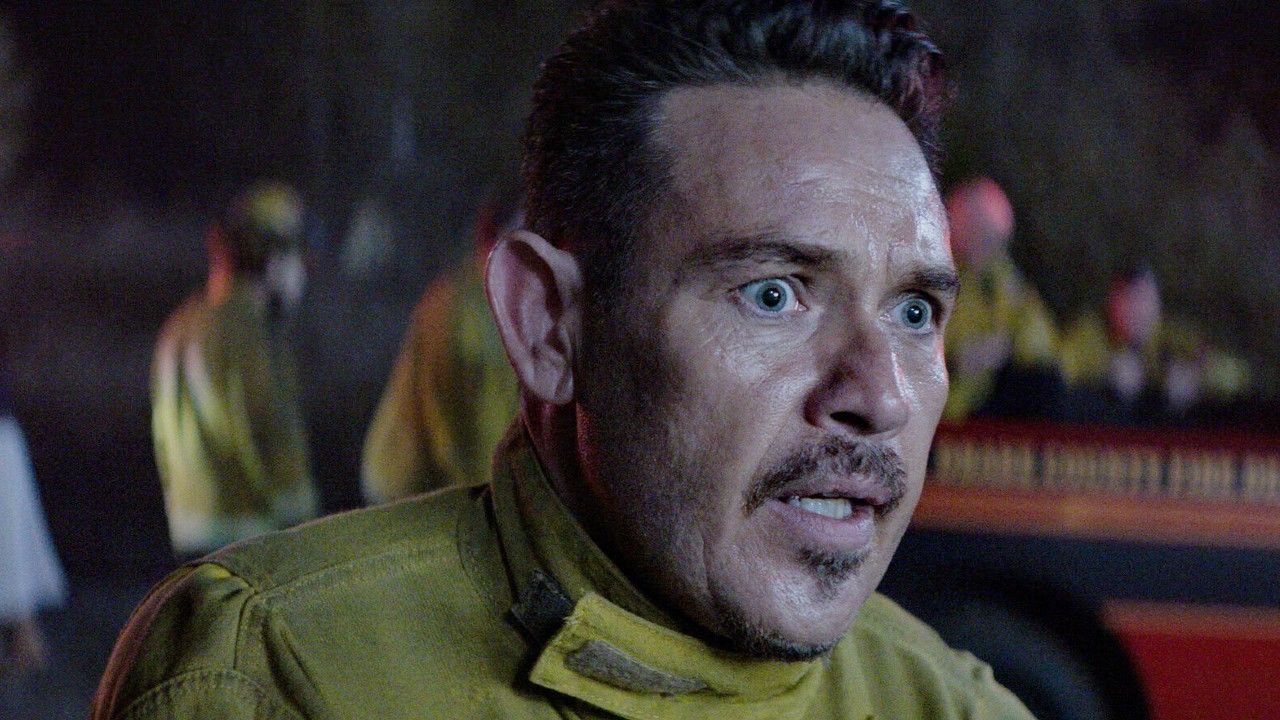 Kevin Alejandro van Fire Country vertelt Frank dat Manny de functie van Chief overneemt na de dood van Vince