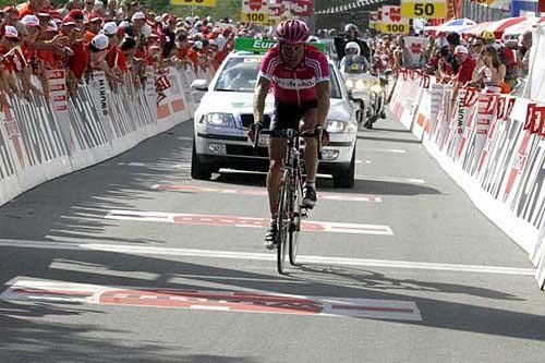 Jan Ullrich (T-Mobile Team) crosses the line 40 seconds in arrears.