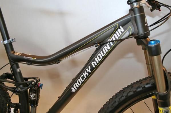 Rocky Mountain Altitude 29se top tube.