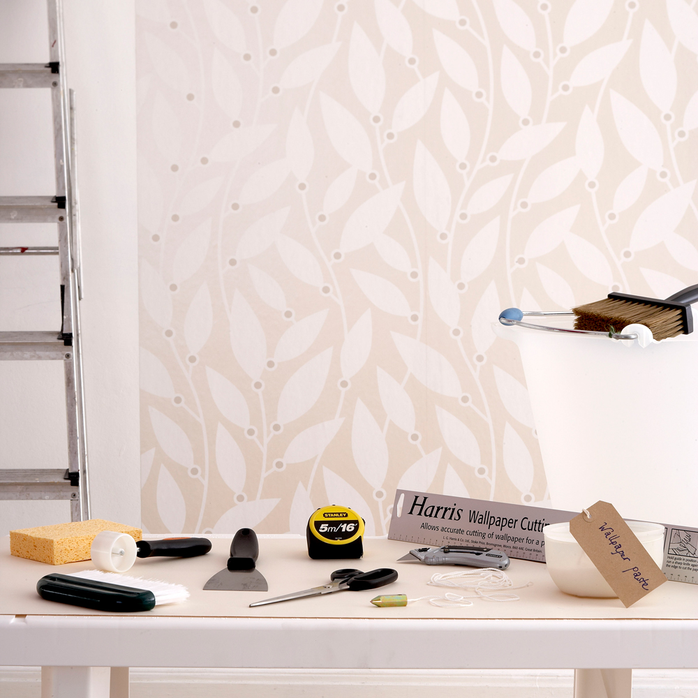 How to hang wallpaper – a guide to using wallpaper on walls and ceilings |  Ideal Home
