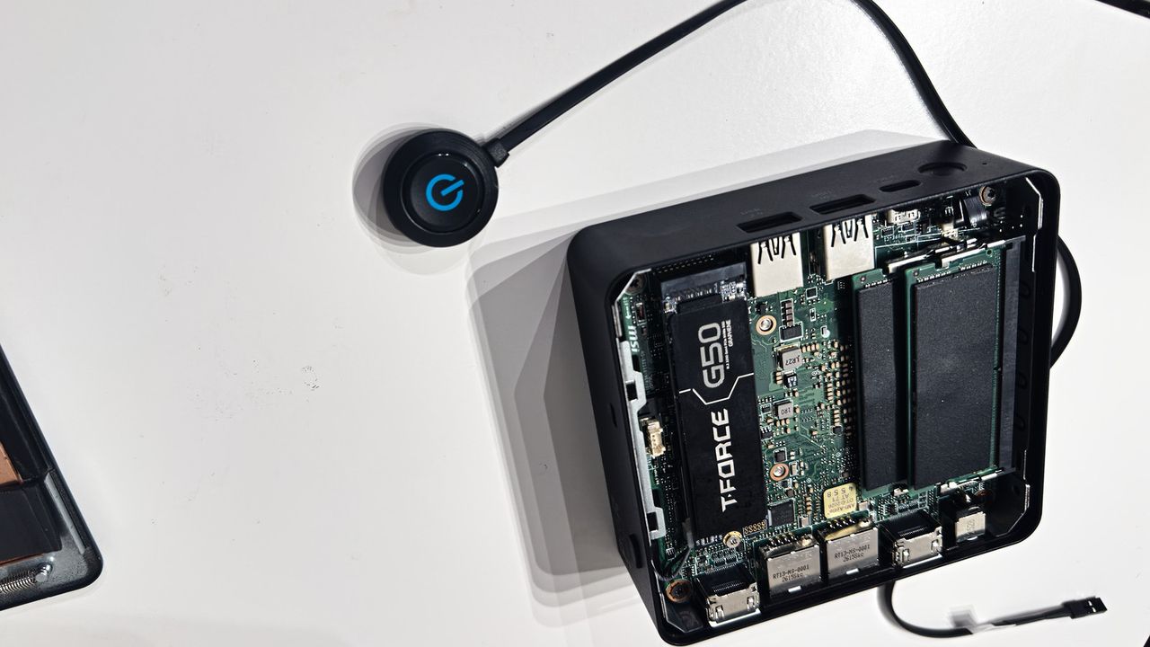 The MSI Cubi 3M on a desk