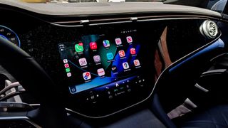 iOS 26 beta CarPlay screenshots.