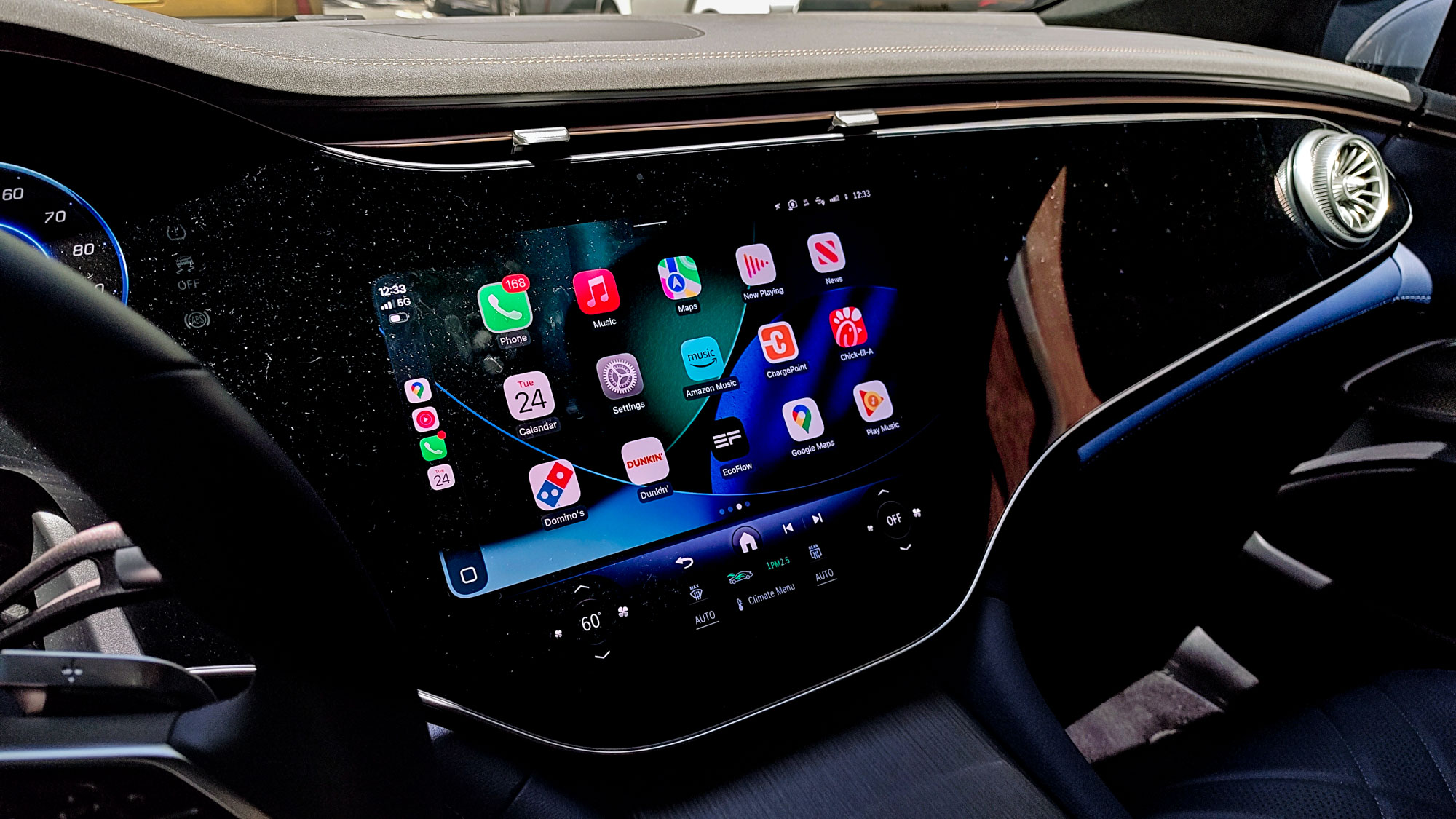 iOS 26 beta CarPlay screenshots.