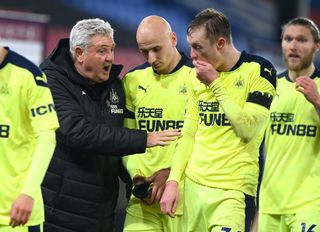 Steve Bruce, Manager of Newcastle United speaks with Jonjo Shelvey and Sean Longstaff of Newcastle United following the Premier League match between Crystal Palace and Newcastle United at Selhurst Park on November 27, 2020 in London, England. Sporting stadiums around the UK remain under strict restrictions due to the Coronavirus Pandemic as Government social distancing laws prohibit fans inside venues resulting in games being played behind closed doors.