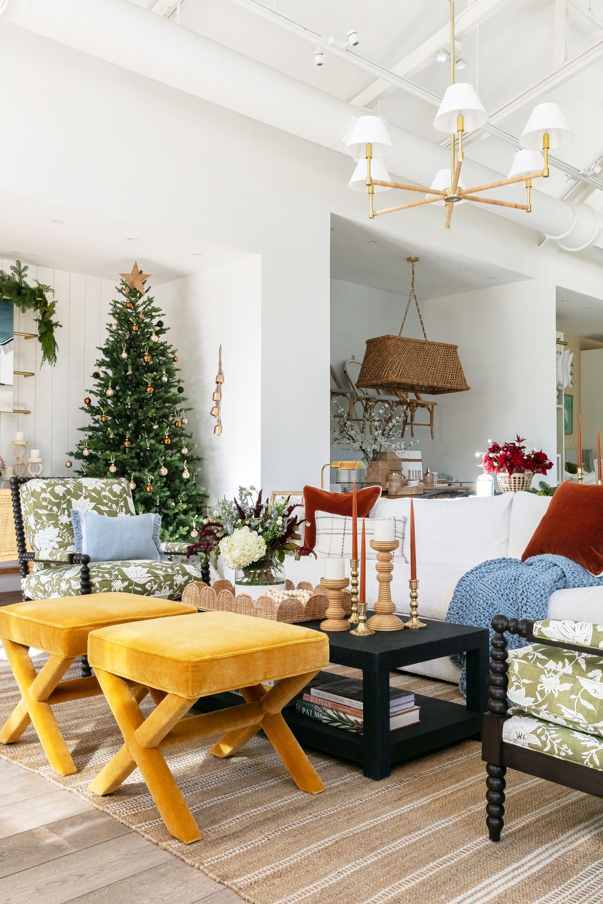 Ένα σαλόνι με κίτρινα σκαμπό και μπλε ριχτάρι